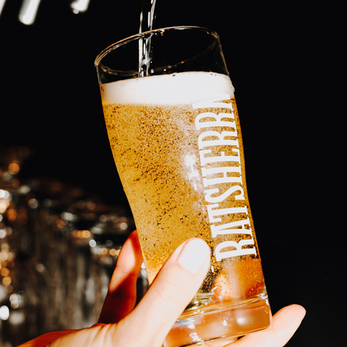 Foto von einem Bierglas, in welches Bier gezapft wird