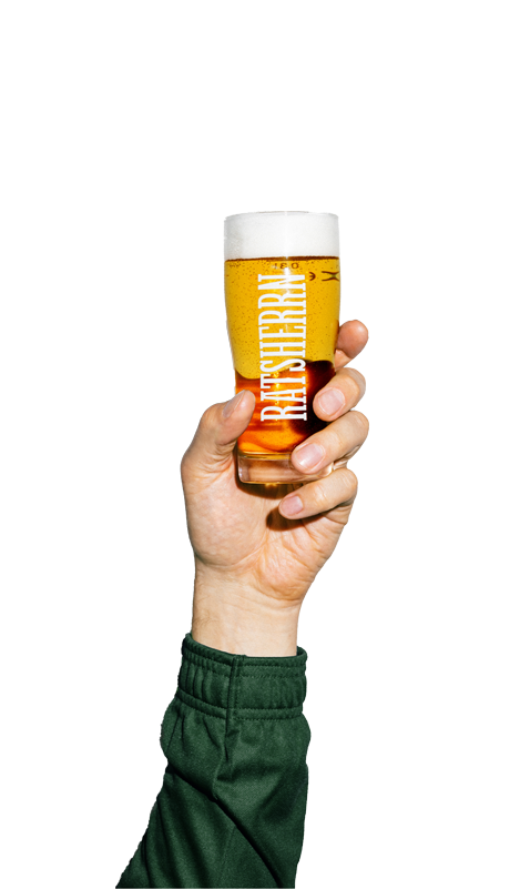 Hand hält gefülltes Bierglas, ausgeschnitten