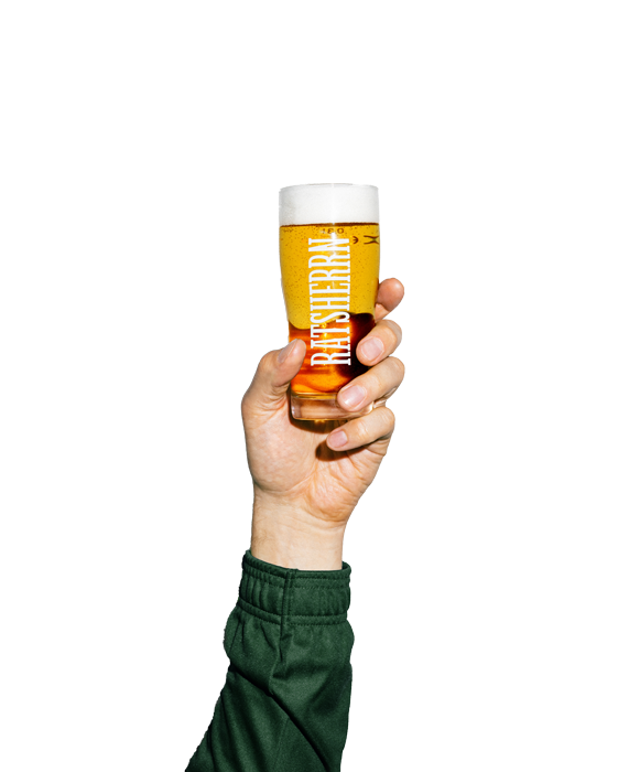 Hand h&auml;lt gef&uuml;lltes Bierglas, ausgeschnitten